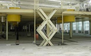 小型高空作業(yè)平臺提升體育場館作業(yè)效率